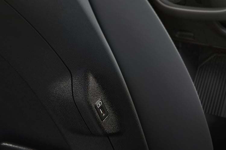 Le port USB à l'avant de la console centrale