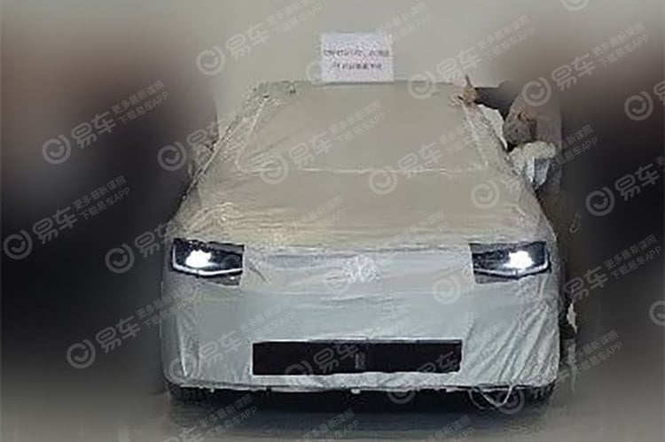 Le VW ID5 est identifiable avec ses phares identiques à l'ID.4