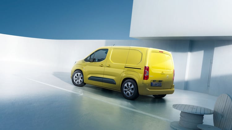 Opel Combo Electric utilitaire électrique jaune vu de profil arrière, version tôlée pour professionnels