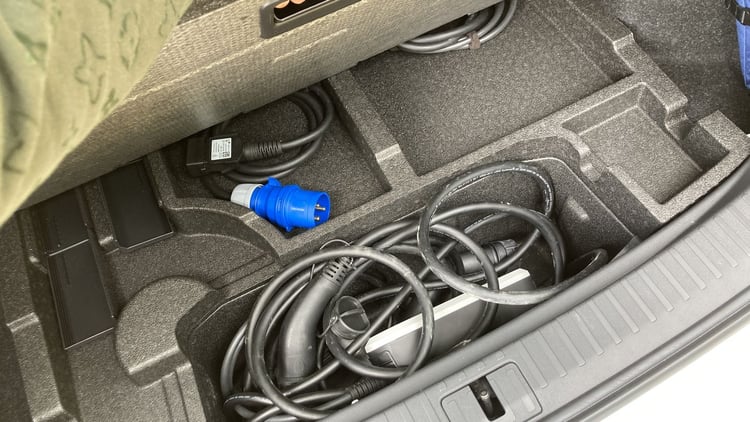 Si l’Enyaq ne propose pas de coffre à l’avant, un espace sous le plancher facilite le rangement des câbles.