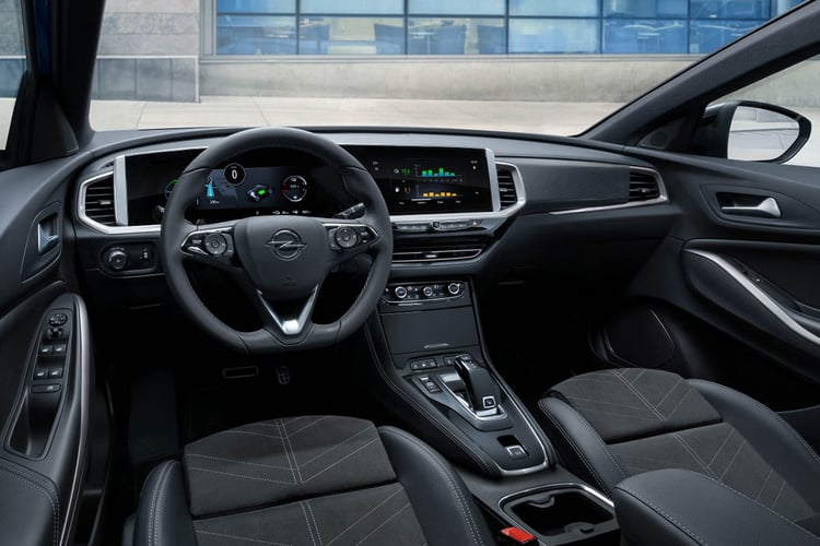 Poste de conduite de l’Opel Grandland hybride rechargeable 225 ch avec instrumentation numérique