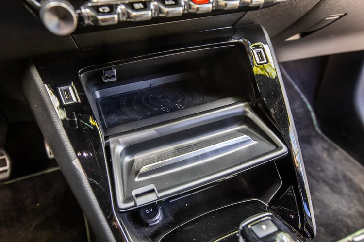 Proposé de série sur la finition Intens de la ZOE, le chargeur par induction est facturé 100 € sur la e-208. Un peu mesquin !