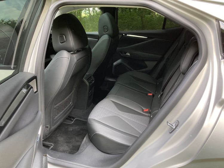 A l’arrière de cette DS4, les adultes de taille moyenne seront bien installés. Pour les plus grands, ce sera plus juste au niveau des genoux.