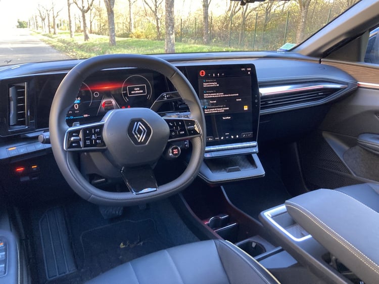 A trois branches, le volant intègre de nombreux raccourcis : à droite les réglages multimédias et à gauche les aides à la conduite.