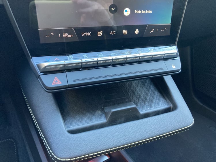 Si l’écran permet d’accéder à de nombreux réglages, Renault a eu la bonne idée d’intégrée des touches physiques facilitant la navigation entre les différents menus.