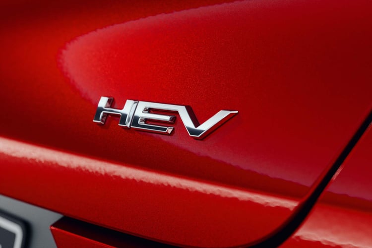 La version hybride simple associe un moteur essence 1,6 l avec deux moteurs électriques