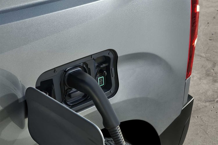 De série, l'e-Doblo est équipée d'un chargeur Type 2 de 7.4 kW