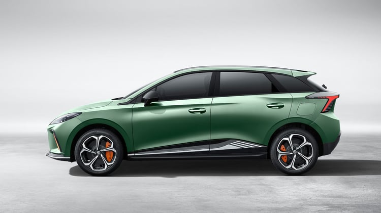 Profil de la MG4 électrique XPower avec compacte électrique sportive et étriers de frein orange