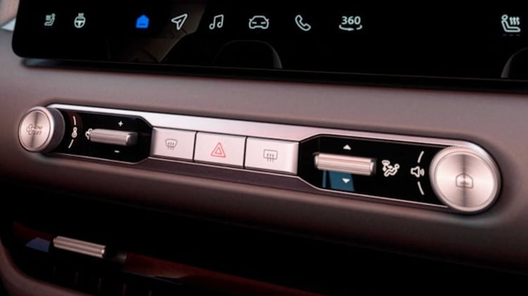 Commandes physiques de climatisation et de fonctions principales dans l’habitacle de la MG4 électrique V3