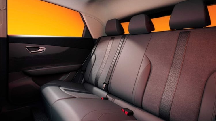 Banquette arrière de la MG4 électrique V3 montrant l’espace pour les passagers et la configuration cinq places