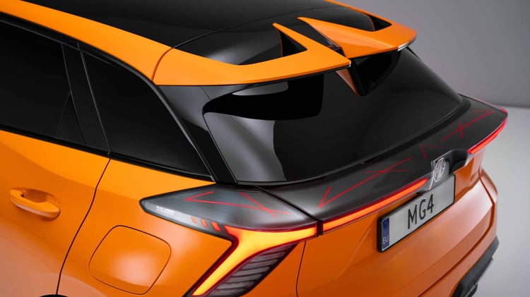 Arrière de la MG4 électrique V2 avec signature lumineuse LED et becquet