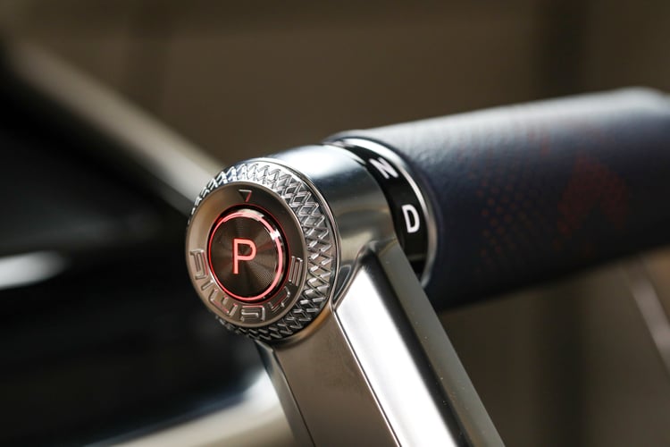 Bouton de boîte du SUV électrique