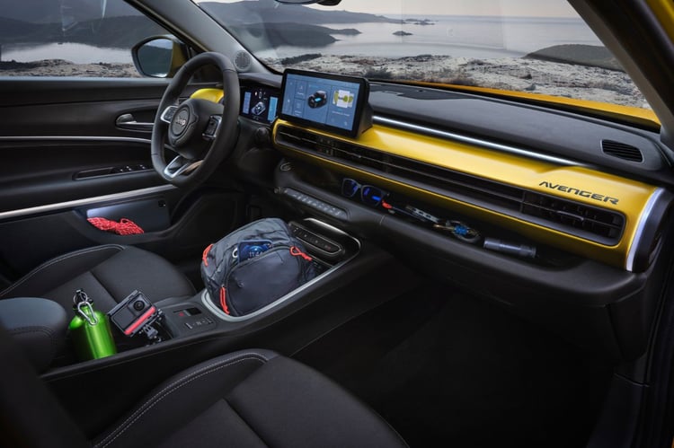 Habitacle du Jeep Avenger électrique avec console centrale et espaces de rangement