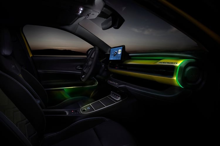 Habitacle du Jeep Avenger électrique avec éclairage d’ambiance LED sur la planche de bord