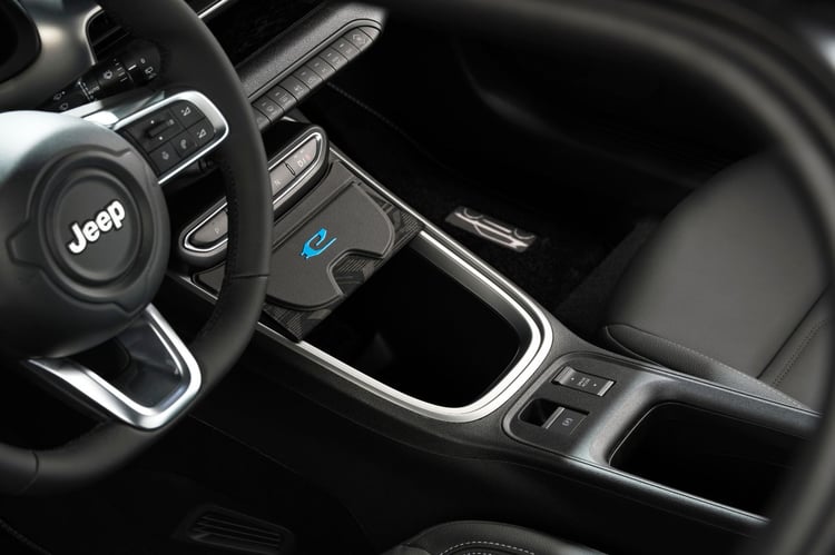 Console centrale du Jeep Avenger électrique avec espace de rangement et commandes de boîte automatique