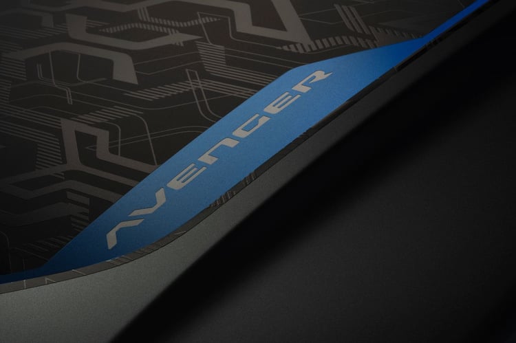 Détail du seuil de porte Jeep Avenger électrique avec inscription Avenger