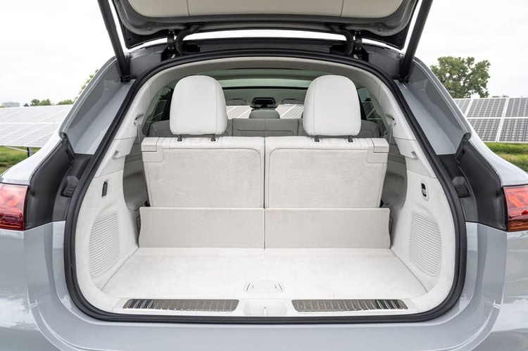 Le coffre du Mercedes EQS SUV sans la banquette arrière rabattue