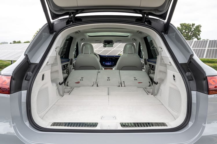 Le coffre du Mercedes EQS SUV avec la banquette arrière rabattue