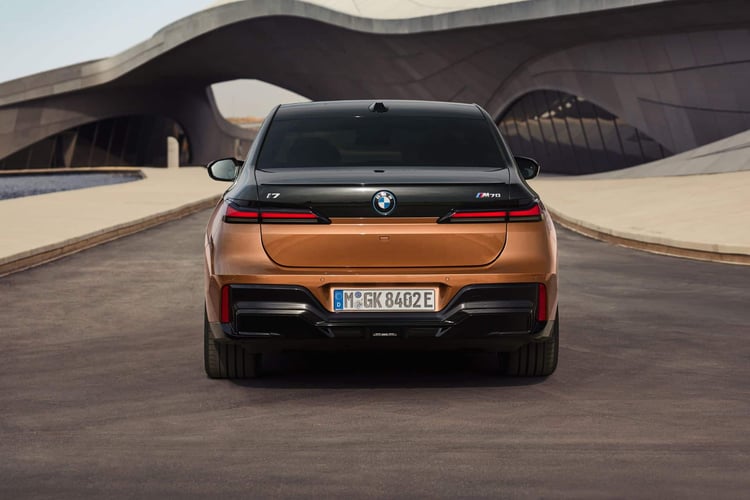 Sa largeur est de 1950 mm et sa hauteur de 1544 mm