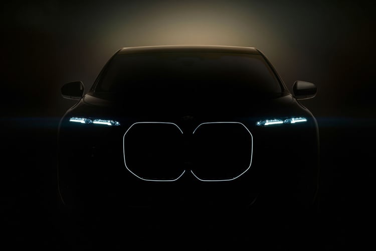 La grande calandre de la berline est rétro éclairée