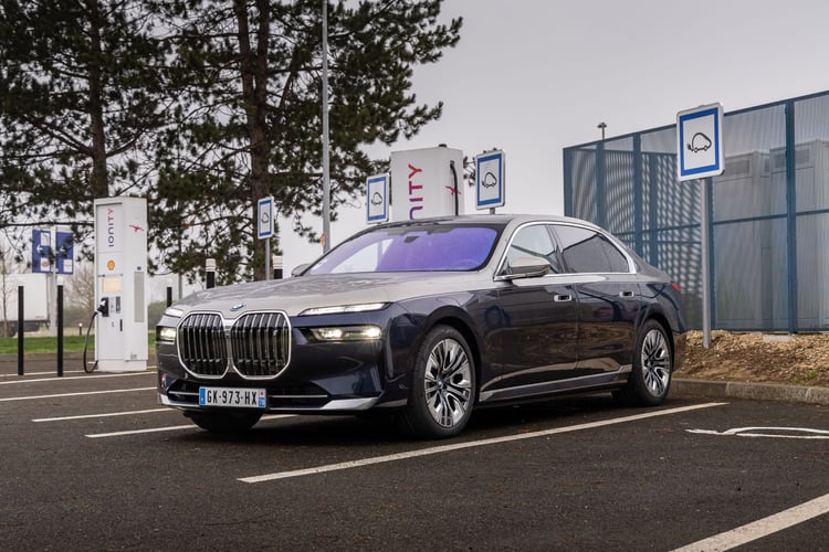 En AC, l'I7 accepte par défaut 7.4 kW mais peut recevoir un chargeur optionnel de 22 kW