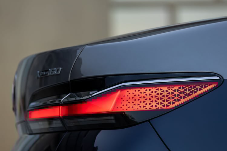 A vide, la limousine affiche un poids de 2 715 kg