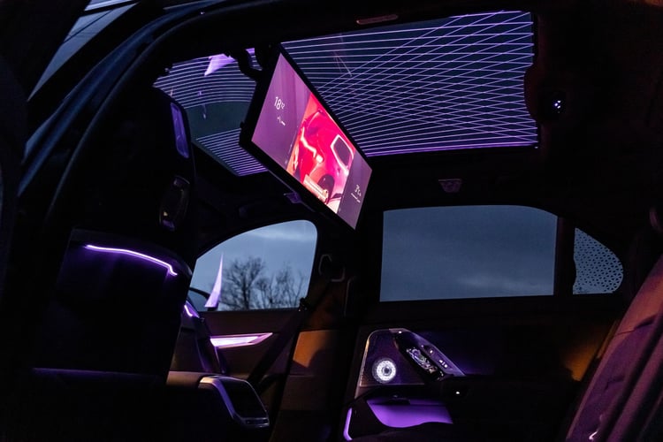 A l'arrière, on trouve un grand écran de 31 pouces de diagonale