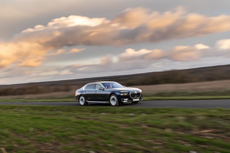 La vitesse de pointe de l'i7 électrique est de 240 km/h