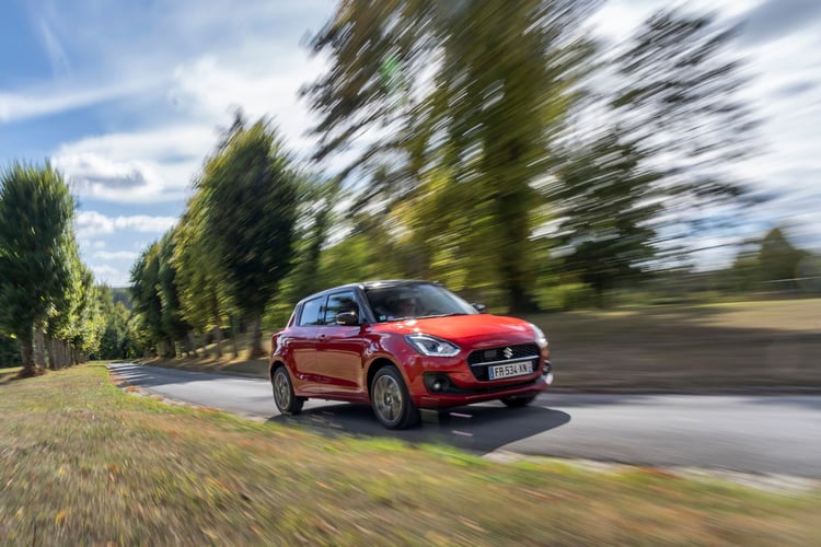 Avec la boîte CVT, la Swift hybride réalise le 0 à 100 km/h en 12.2 sec