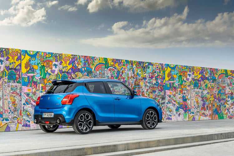 A l'arrière, on trouve une double sortie d'échappement "à l'ancienne"