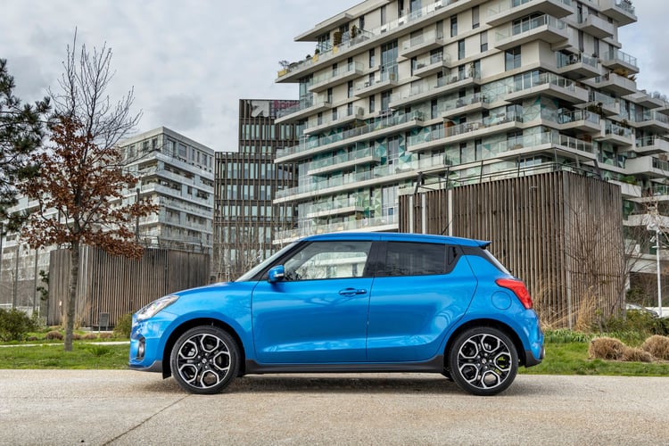 L'empattement de la citadine micro-hybridée Suzuki Swift Sport est de 2 450 mm