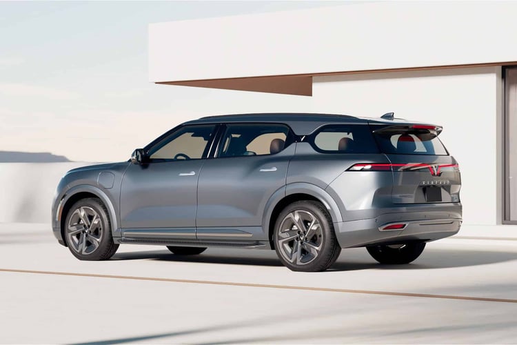 Le VF 9 revendique 402 ch (300 kW) et 620 Nm