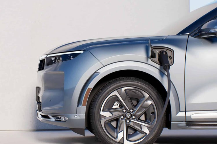 La trappe de recharge se trouve à l'avant gauche du véhicule