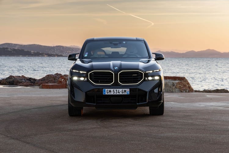 Le SUV hybride rechargeable XM mesure plus de 2 mètres de large et presque 1,80 m de haut