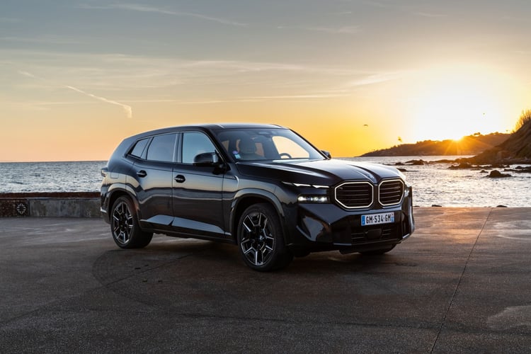 Le XM affiche une puissance cumulée de 653 ch (480 kW) et 800 Nm de couple