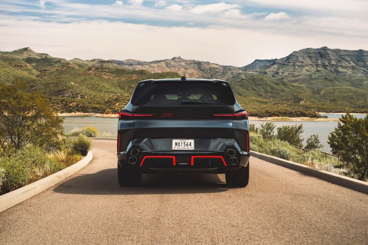 La largeur du XM Red Label est de 2005 mm