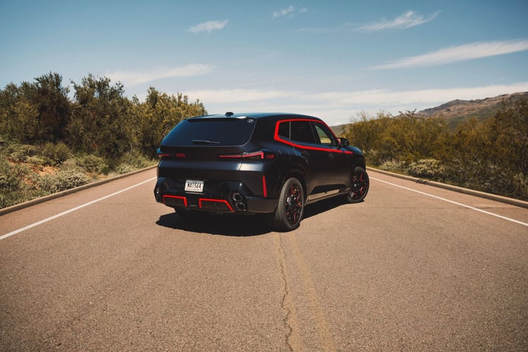 La vitesse de pointe du XM Red Label est limitée électroniquement à 250 km/h mais peut être débridée à 290 km/h en option