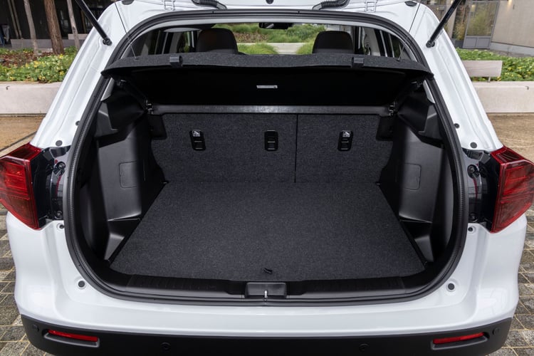 Le volume du coffre du Vitara hybride s'étend de 289 à 1046 l