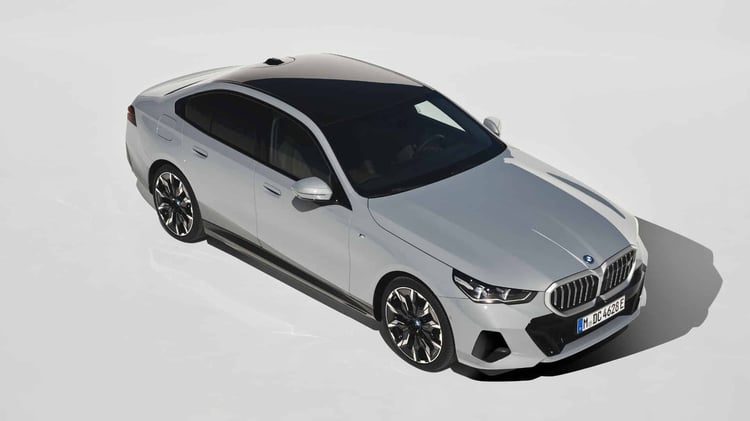 Le poids de l'i5 eDrive 40 est de 2205 kg