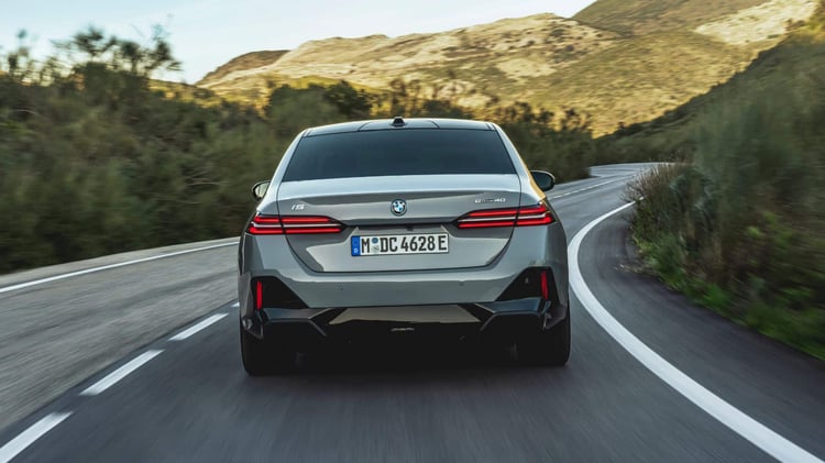 L'i5 eDrive 40 revendique une puissance de 250 kW, soit 340 ch