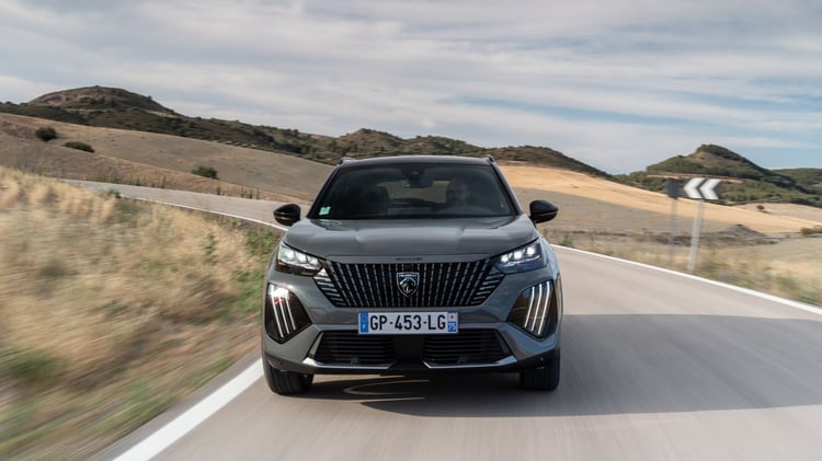 Peugeot 2008 électrique vue avant sur route SUV compact électrique Peugeot avec signature lumineuse LED