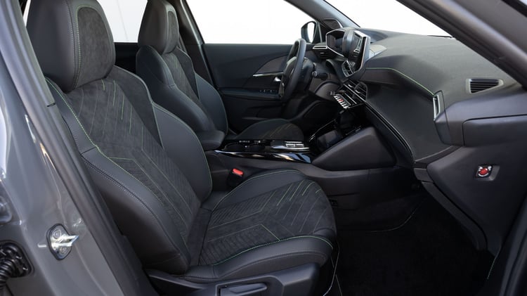 Habitacle du Peugeot 2008 électrique avec sièges avant et Peugeot i-Cockpit du SUV compact électrique