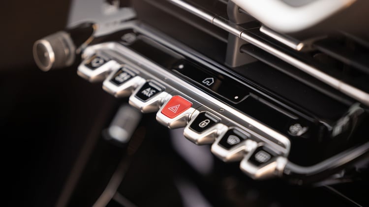 Commandes toggle switch et console centrale du Peugeot 2008 électrique dans l’habitacle i-Cockpit