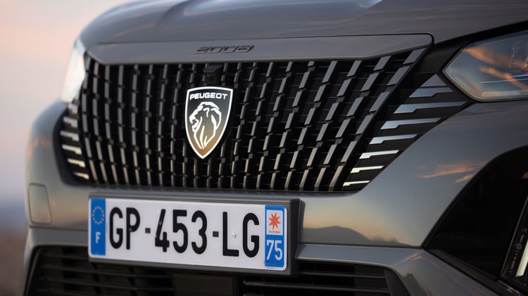 Calandre et logo du Peugeot 2008 électrique restylé avec signature lumineuse LED du SUV compact électrique Peugeot