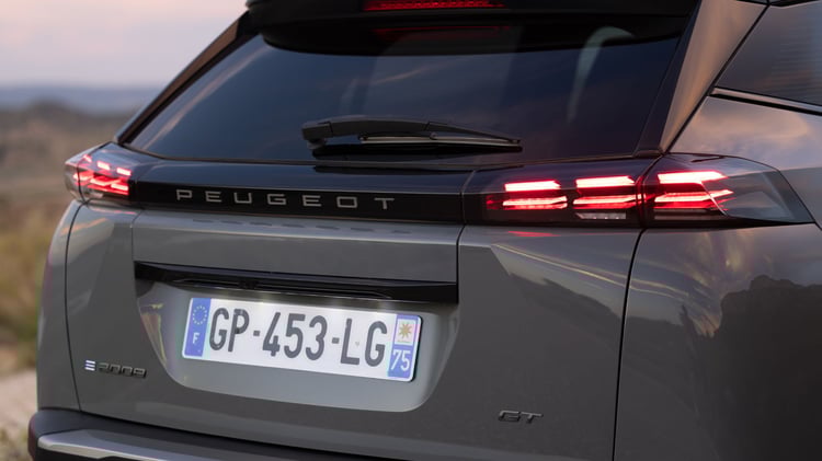 Arrière du Peugeot 2008 électrique avec feux LED trois griffes et badge e-2008 du SUV compact électrique Peugeot