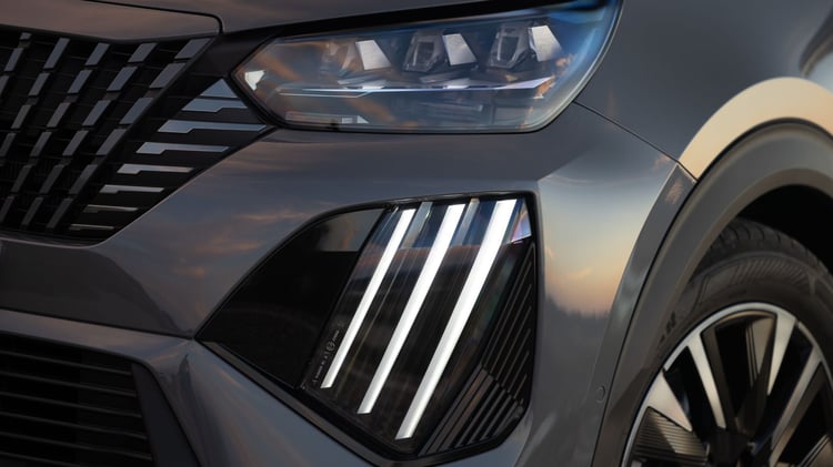 Signature lumineuse avant à trois griffes du Peugeot 2008 électrique avec feux LED du SUV compact électrique Peugeot