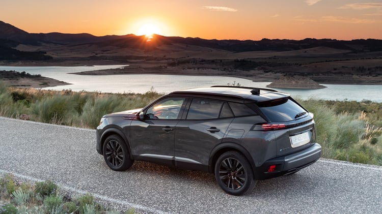 Peugeot 2008 électrique SUV compact en vue arrière sur route avec feux LED et design restylé