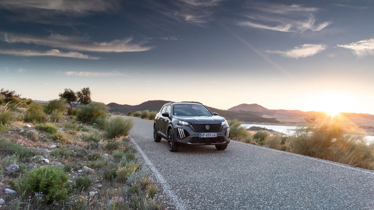 Peugeot 2008 électrique SUV compact sur route avec signature lumineuse LED et design restylé