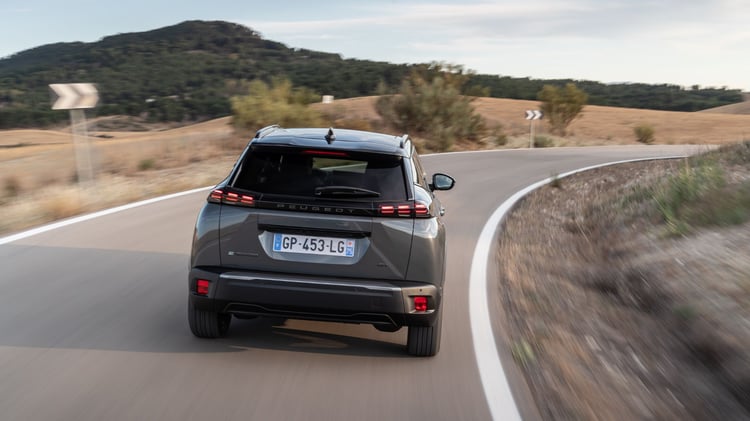 Peugeot 2008 électrique SUV compact roulant sur route vitesse maximale 150 km h