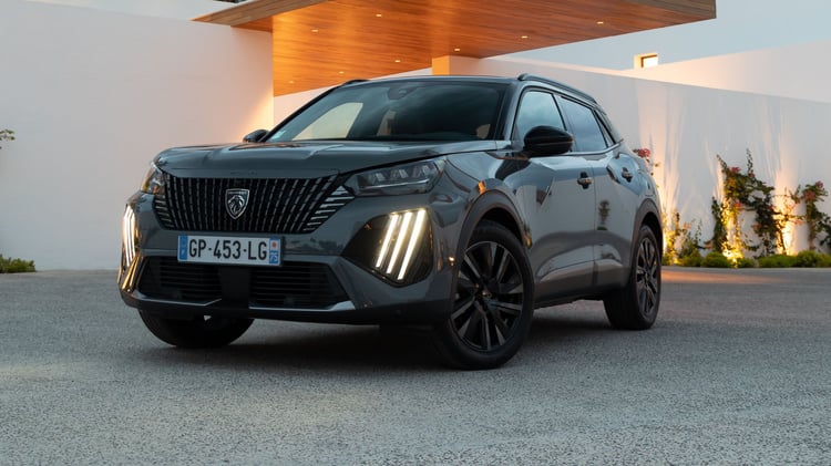 Peugeot 2008 électrique SUV compact avec signature lumineuse LED et design avant